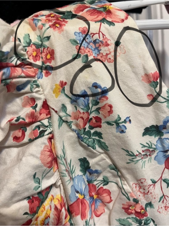 80’s vintage-style white floral dress featuring puffed sleeves and a V-neckline, - Picture 7 of 7